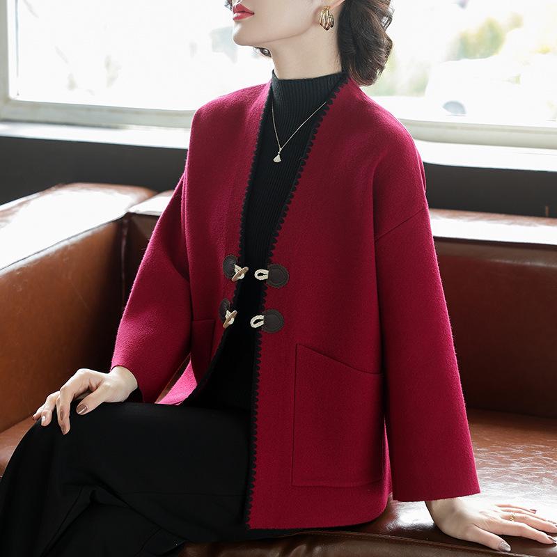 Women's Spring & Autumn Knit Cardigan: Fashionable Trench Coat for Middle-Aged & Elderly, New 2025 Style with Noble, Elegant Design.