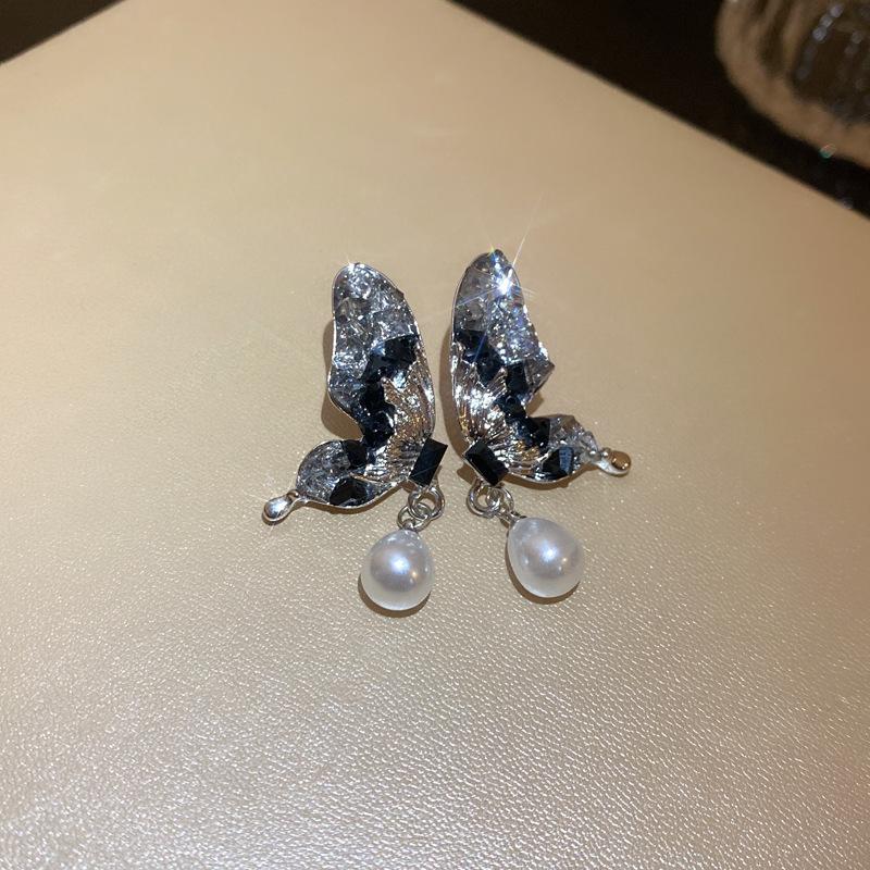 Silver Needle Diamond & Pearl Flower Stud Earrings - French Retro Fashion Design for Women.