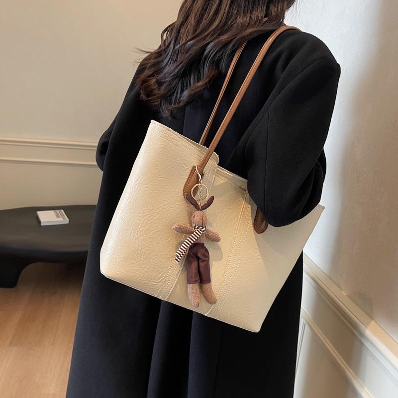 

Luxury Women s Large Capacity Leather Tote Shoulder Bag - Soft, Versatile, Commute-Ready in Black & Brown No Pendant