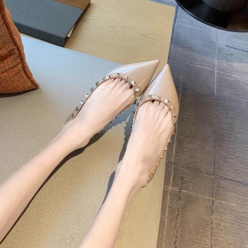 Fashion 2025 Women's New Luxury  Pointed Single Shoes with Feminine Temperament, Patent Leather Exterior, Banquet Flat Shoes