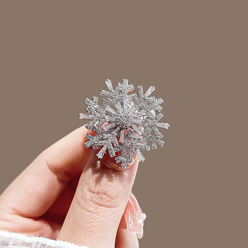 Fashion Luxury Rhinestone Snowflake Brooch Rotatable Snowflake Suit Pins Clothing Accessories Shiny Corsage Christmas Gifts
