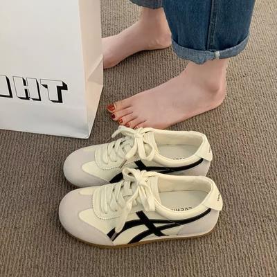 Internet-Berühmtheiten zeigen dünne lässige moralische Trainings-Flachsohlen-Lederoberfläche weiße Schuhe Damen 2025 Sommer neu vielseitig weichsohlig rutschfest
