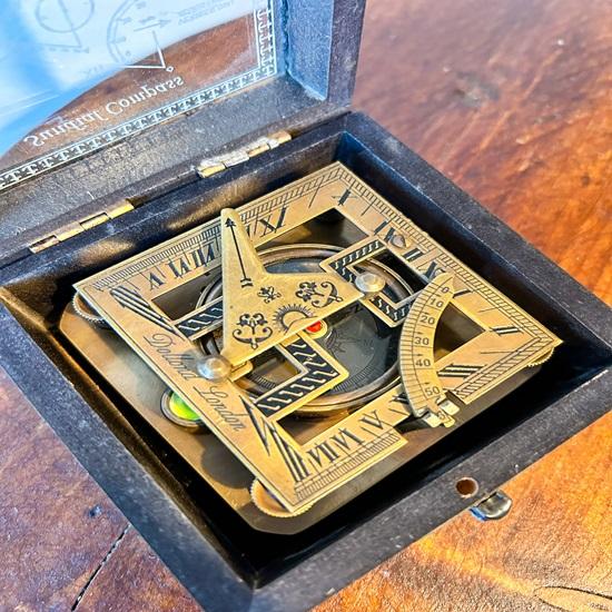 Busolă cu cadran solar în stil nautic victorian cu cutie de lemn