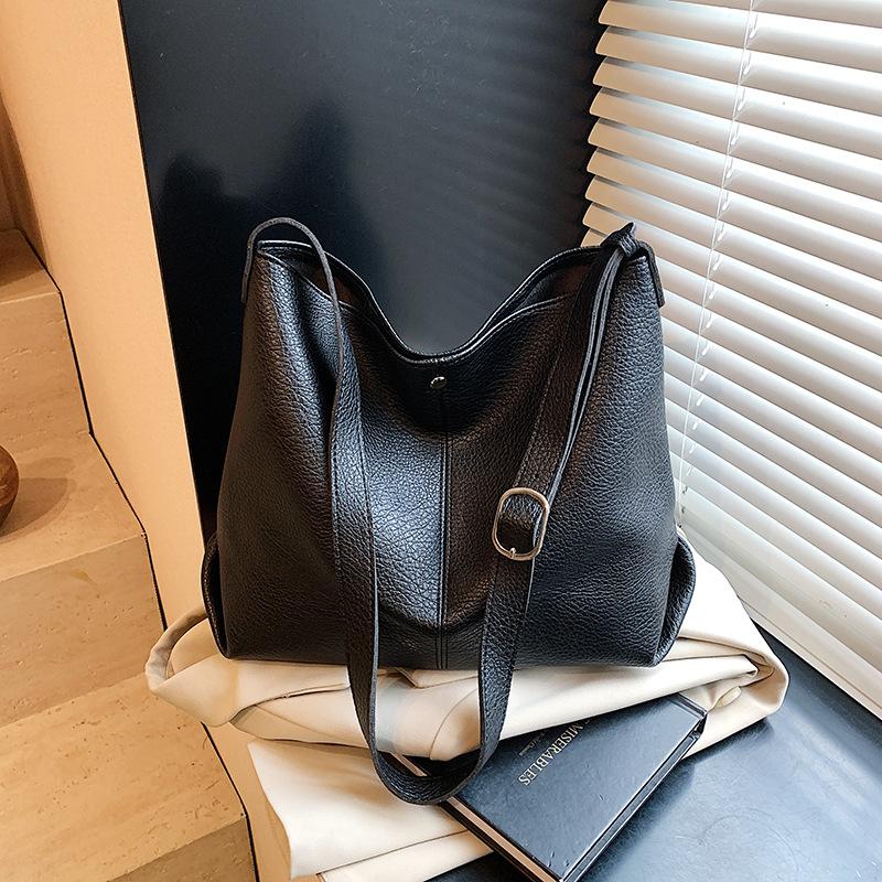 

Large capacity tote bag women s new fashion versatile child and mother shoulder bag casual commuter messenger bag