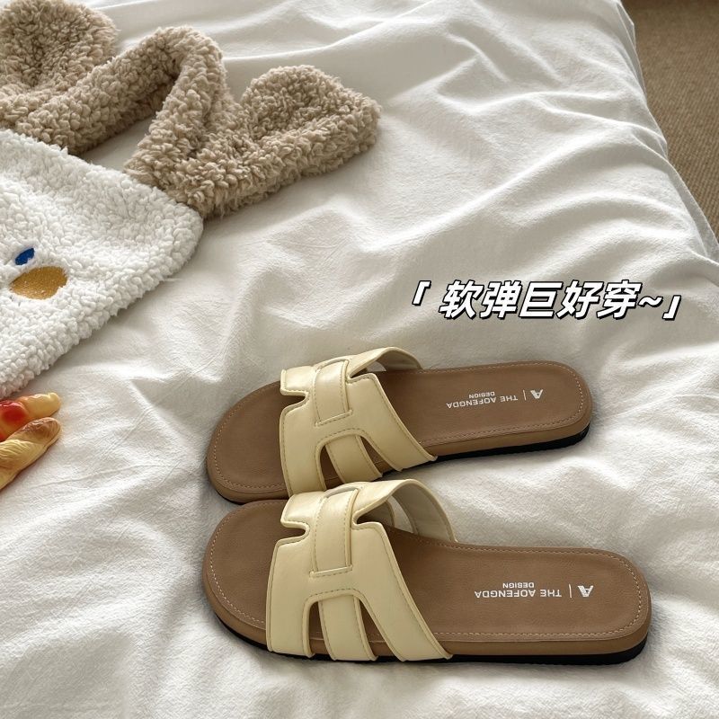 Advanced sense~ Great easy to wear one-word soft-soled fashionable outer wear versatile flat-bottomed beach slippers