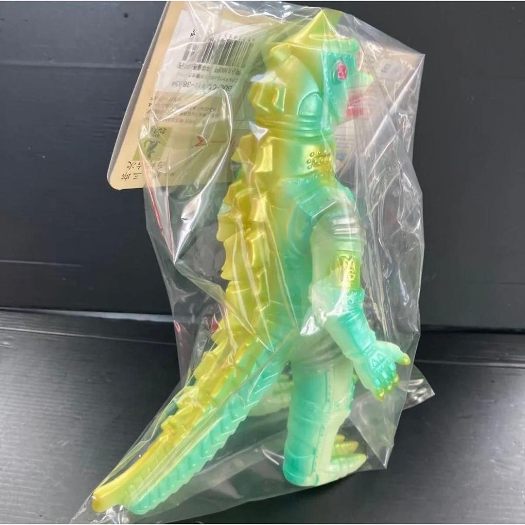 Used Bullmark's Monster SeriesMechagodzilla (phosphorescent green) Appears in Toho Godzilla Soft Vinyl Marusan M1
