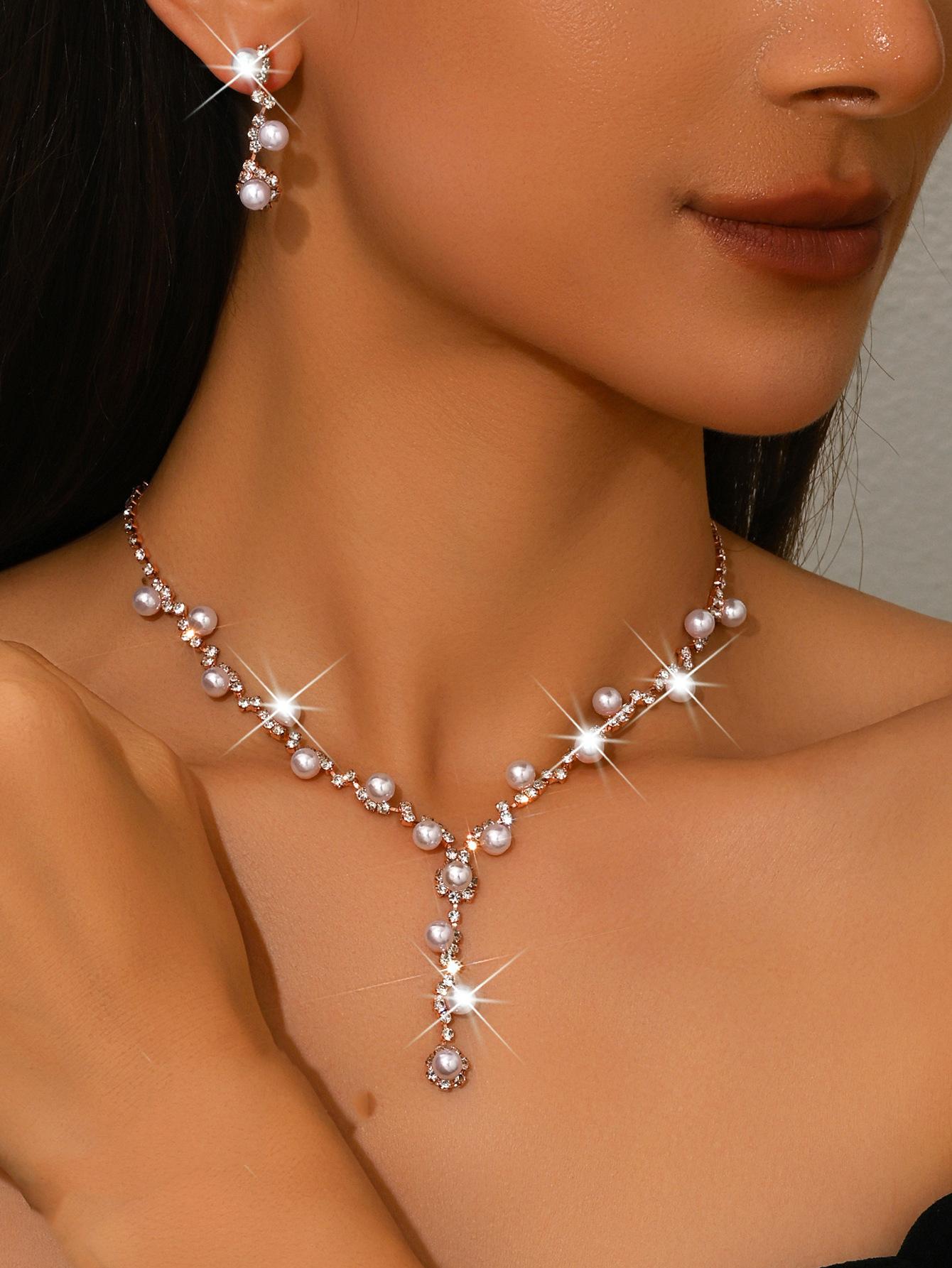 

Simple and exquisite hot-selling claw chain necklace earrings bracelet set three-piece pearl collarbone chain dinner dress accessories