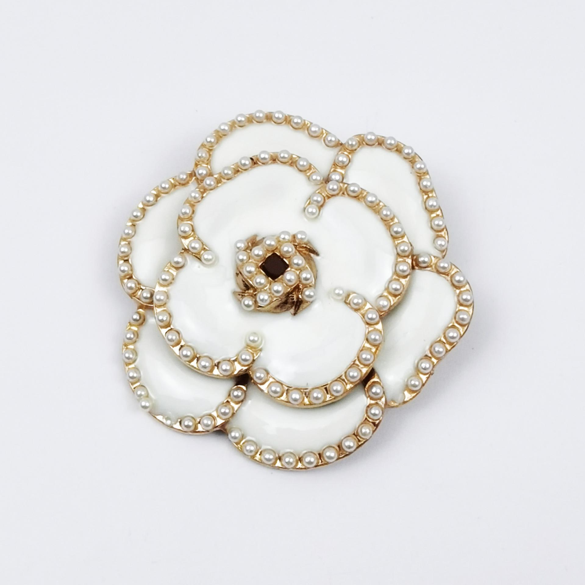 Versatile Women s Camellia Brooch: Black  White Alloy Pin Badge