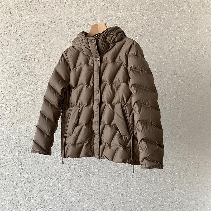 

Белая утиная пуховая легкая куртка-пуховик женская короткая 2024 осень и зима с капюшоном тонкий темперамент маленькая модная корейская версия пальто M кофейный