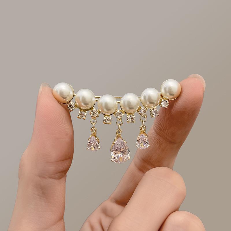 Korean Fashion Pearl Tassel Brooch Pin – Crystal Corsage Accessory for Suits