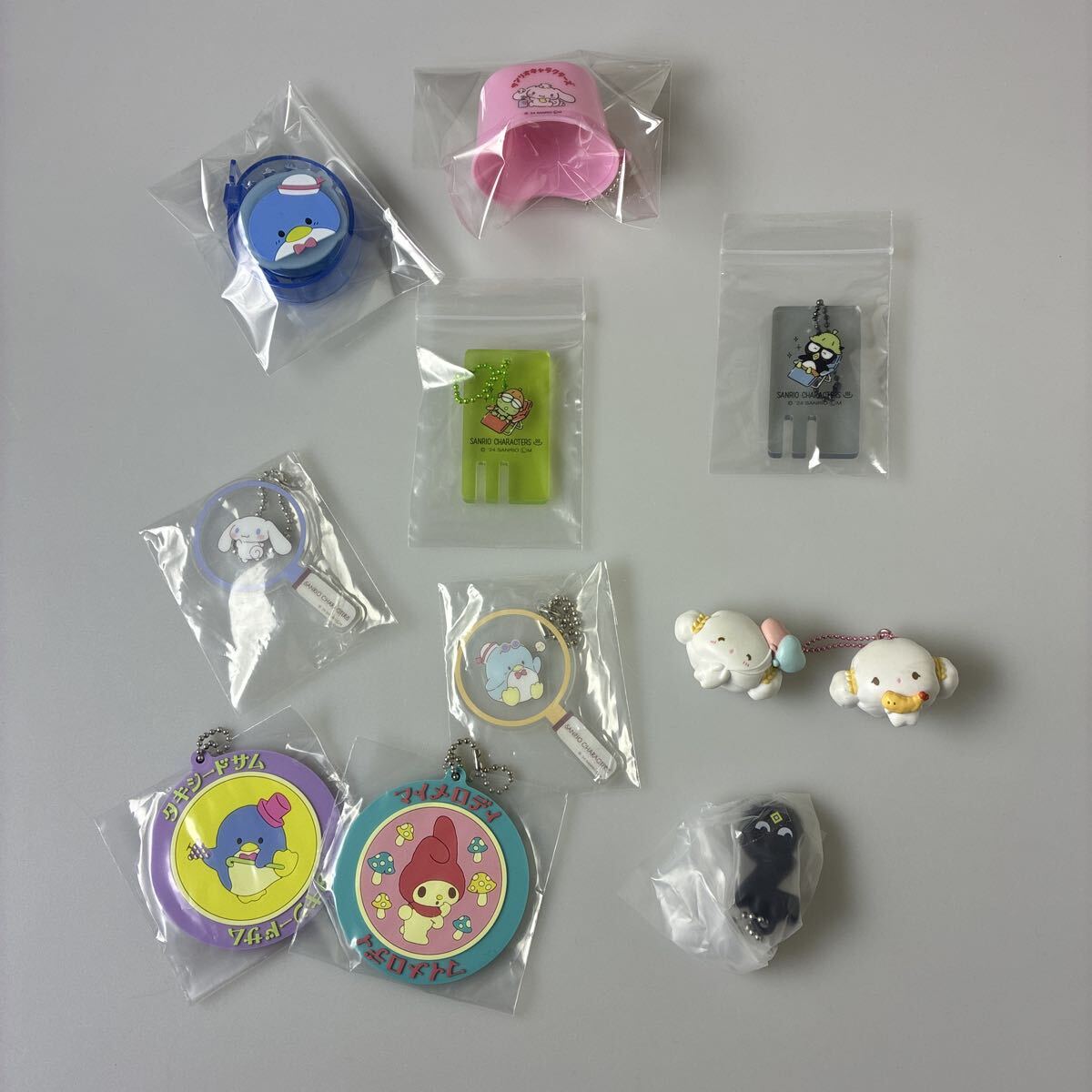 [USED]merchandise gacha candy and Some items are Includes bundle keychains, toys, toys, Cinnamoroll, Pompompurin, others. unopened. light-up toys.