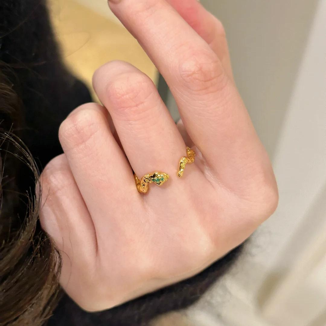 Рождественский год Змеи Маленькое золотое кольцо-змея Легкий роскошный высококлассный браслет, инкрустированный бриллиантами Нишевый дизайн Браслет-змея