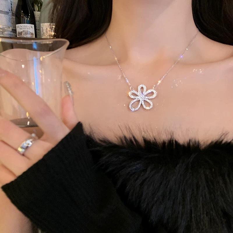 2026 Trendy Micro-Inlaid Zircon Five-Petal Flower Collarbone Chain, Light Luxury Niche High-End Decorative Necklace for Girls