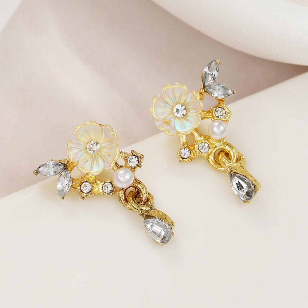 S Silver Needle Gentle Flower Earrings Women's Japanese and Korean Style Sweet Fashion Diamond Stud Earrings Light Luxury Pearl Earrings