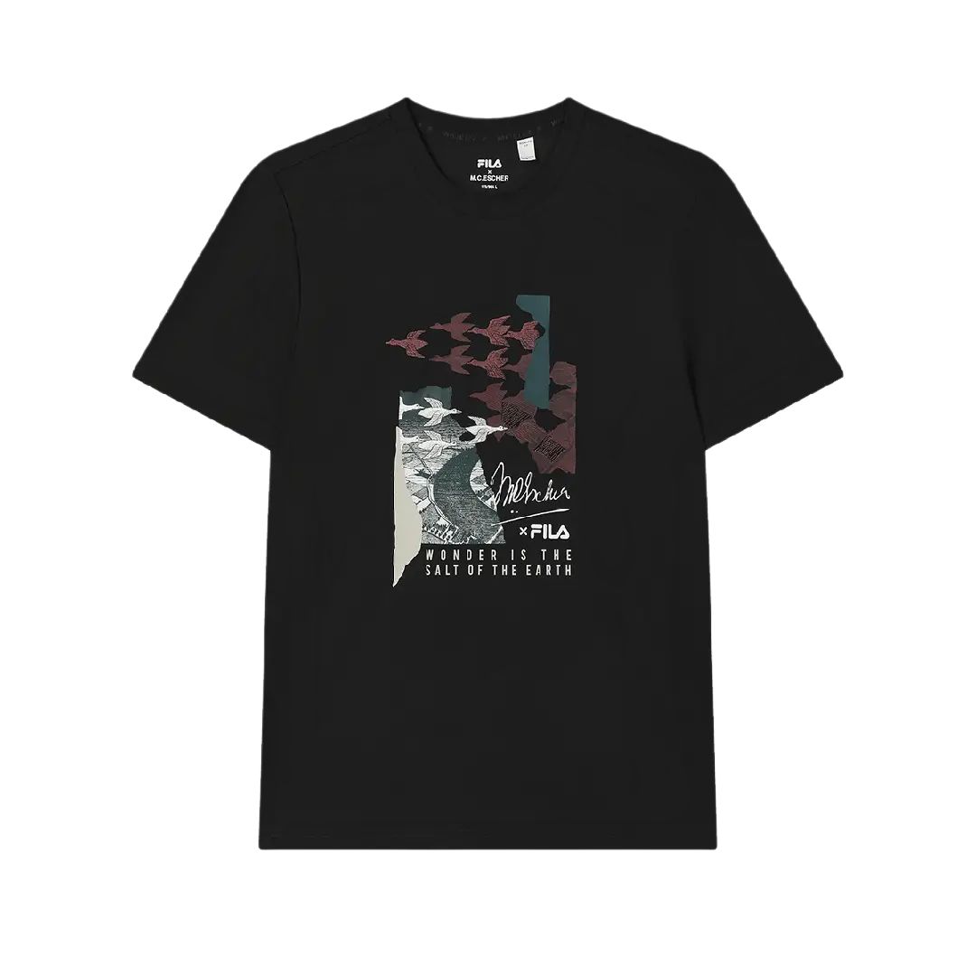 

FILA X M.C. ESCHER Collaboration SS25 Heritage Series Casual Fashion Letter Short Sleeve T-Shirt Men Tops Black F11M538102F-BK XL