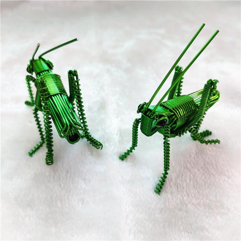 2Pcs Handmade Grasshopper Model Aluminum Wire Model Animal Ornament Creative Iron Wire Ornament
