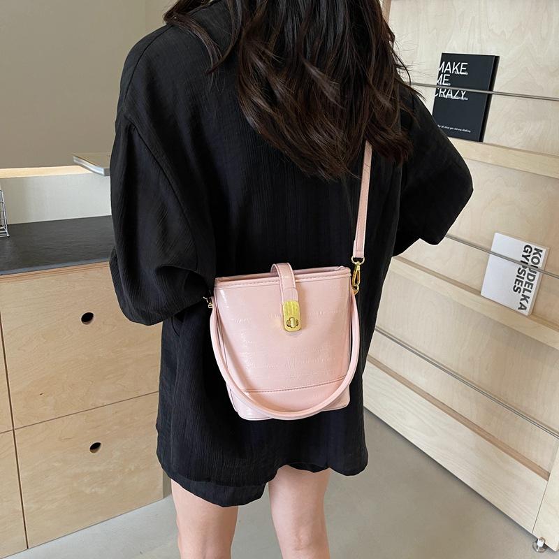 Hand Carrying Bucket Bag, New Women's Solid Color Shoulder Bag, Fashionable and Simple Casual Messenger Bag.