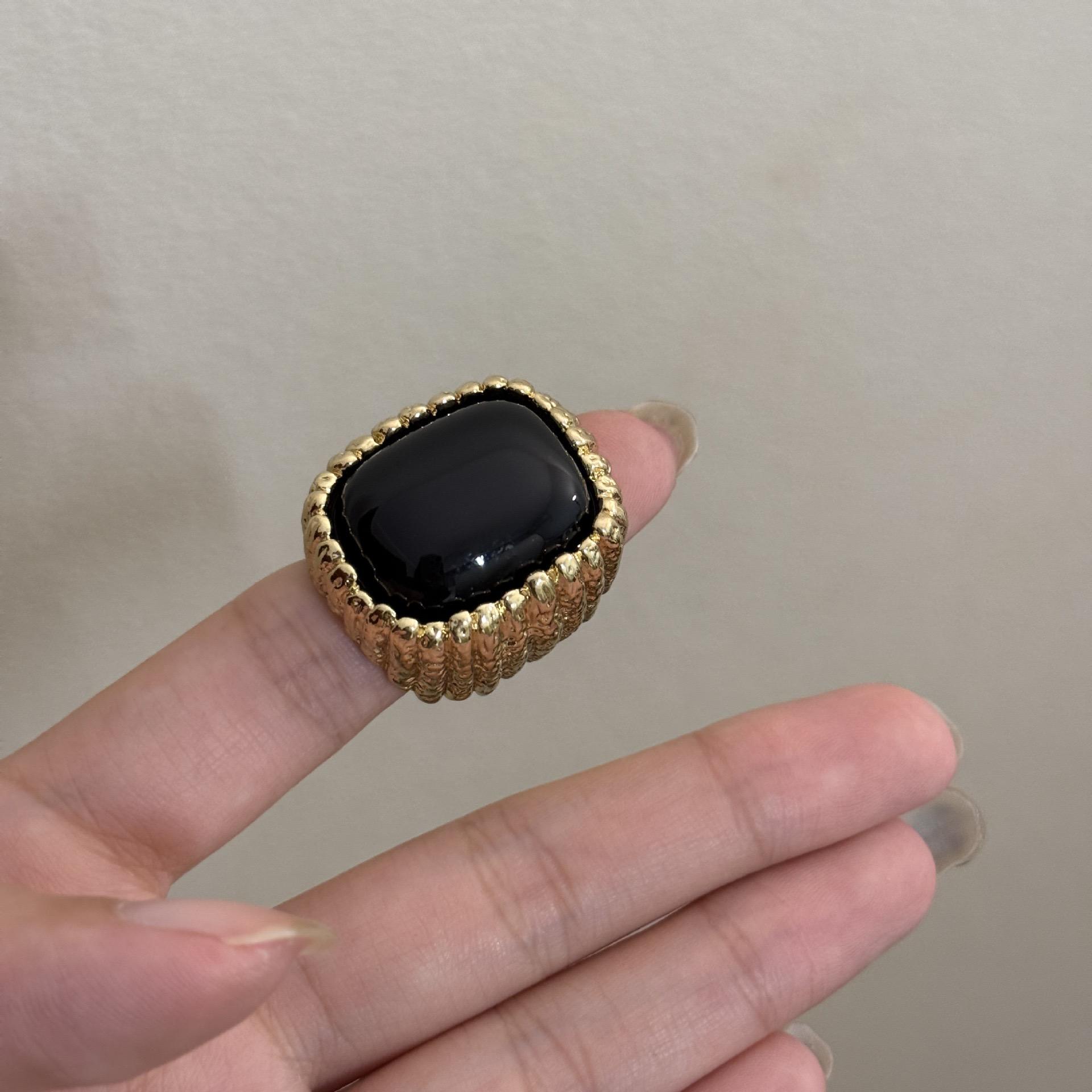 

2025 New Square Texture Resin Open Ring Niche Retro Exaggerated Personality Female Accessories чёрный