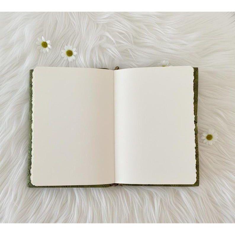 Geprägtes Leder-Notizbuch mit Blumen: Handgefertigtes Grimoire mit Büttenrand Meditationsgeschenke