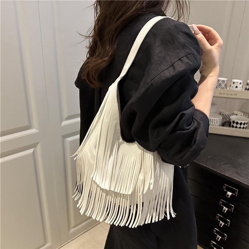 Personalized shoulder bag women's summer new women's large-capacity tassel fashion trend portable underarm bag