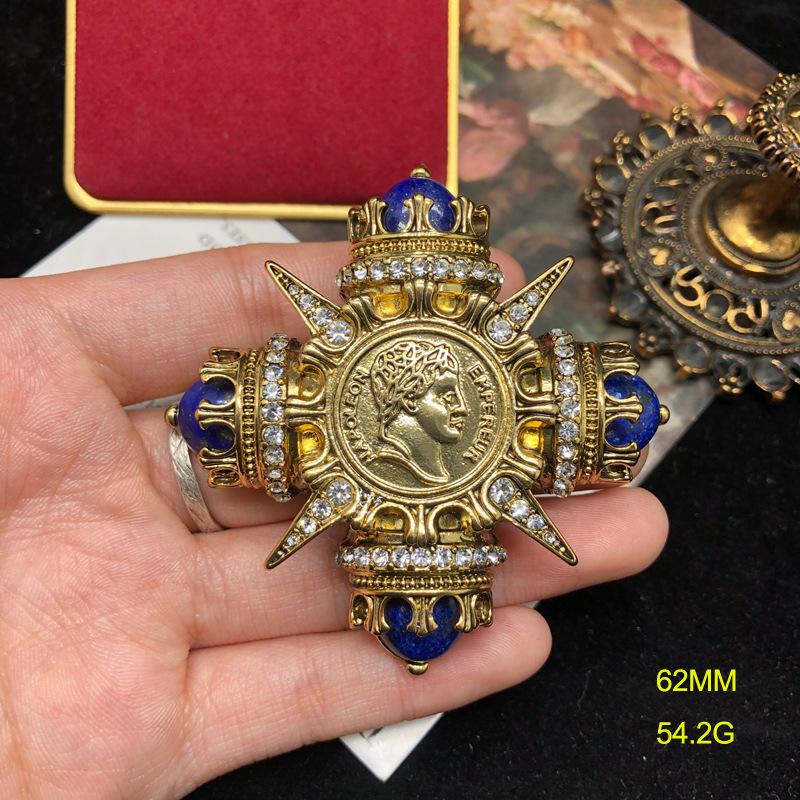 

Средневековая Сибирская брошь-булавка с красным стеклянным самоцветом