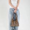 Modische PU-Taschen mit großen Nieten im Designer-Stil für Mädchen  Trendige Handtaschen mit großer Kapazität und Persönlichkeit  Mädchen-Stil