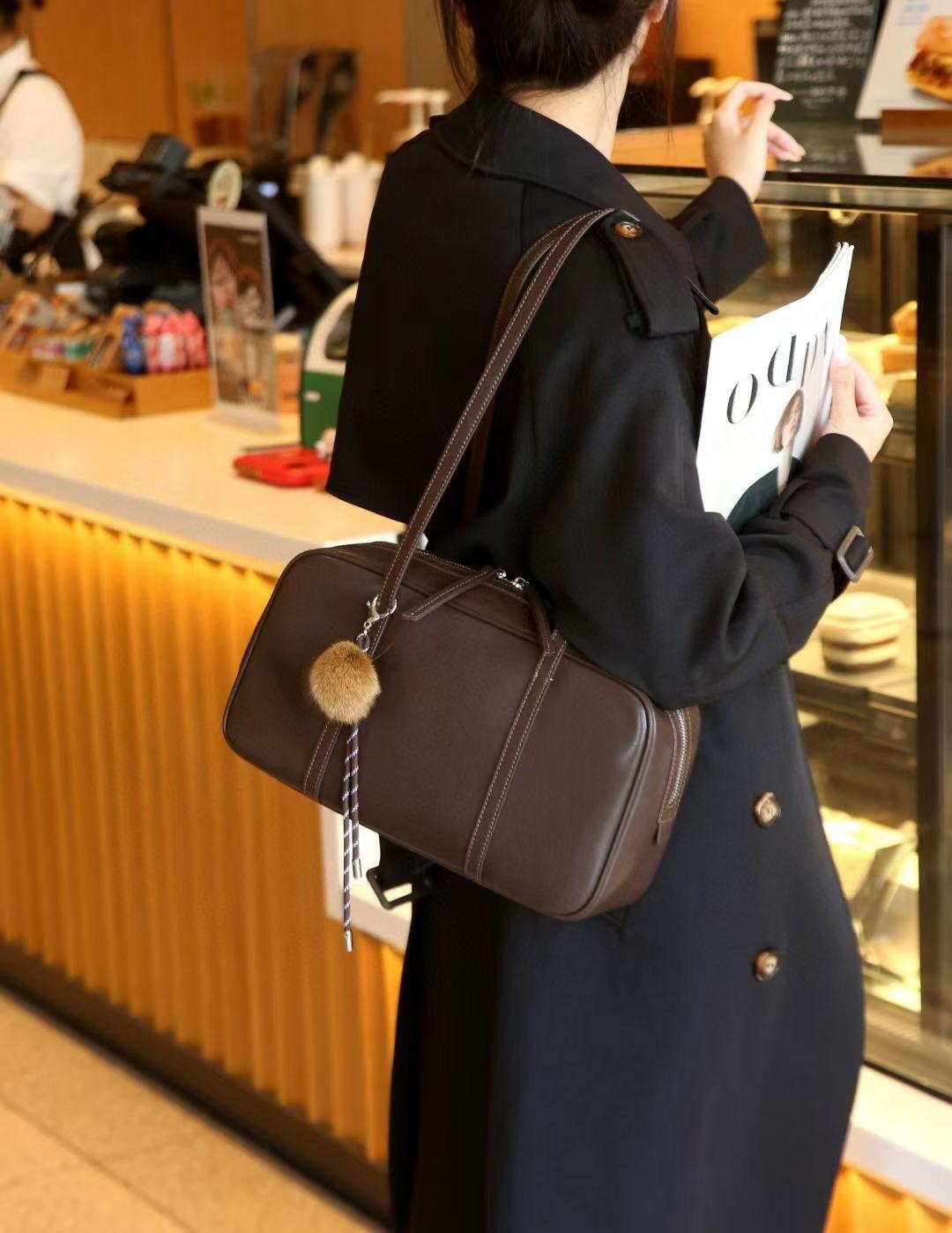 

Leather women s bags, high-end shoulder bags, women s autumn and winter new retro fashion women s bags, daily commuting messenger bags