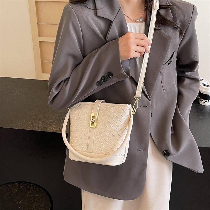 A PUC material solid color fashion women's shoulder bag, high-end design straps comfortable fabric soft women's gift