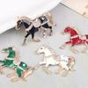 Broches de Cavalo de Strass Clássicos Para Mulheres Versátil Pins de Lapela de Animais Corsage de Roupa Acessórios de Joalheria Presentes de Ano Novo