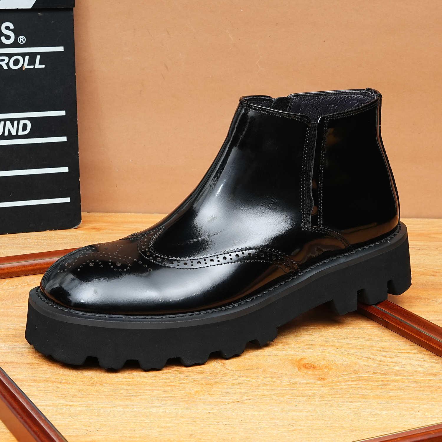 

Мужские высокие ботильоны из гравированной кожи на толстой подошве с блестящим круглым носком. 41