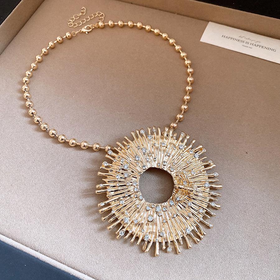 Crystal Round Pendant Necklace Retro Elegant Clavicle Neck Jewelry