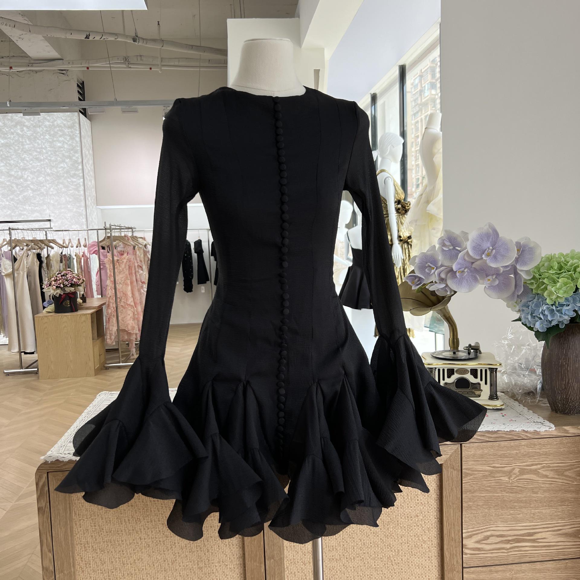 

Вьетнамское облегающее платье с пуговицами «Бутон феи» — уникальный однотонный дизайн