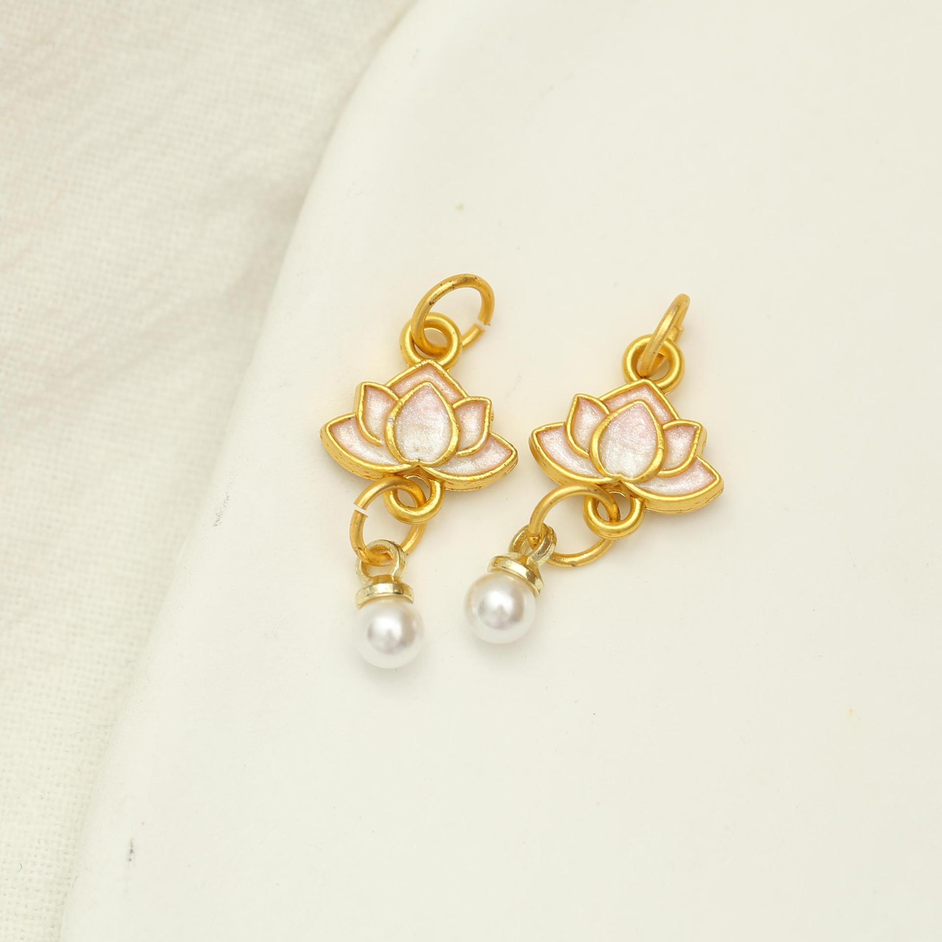 

Матовый золотой кулон в виде лотоса, браслет-ожерелье из сплава с жемчугом