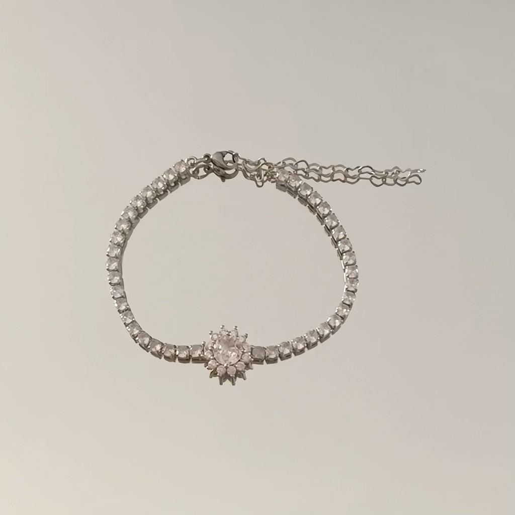 European Style Fashion Copper Zircon Flower Ladies Bracelet With Geometric Design For Stylish Wear StarryNight