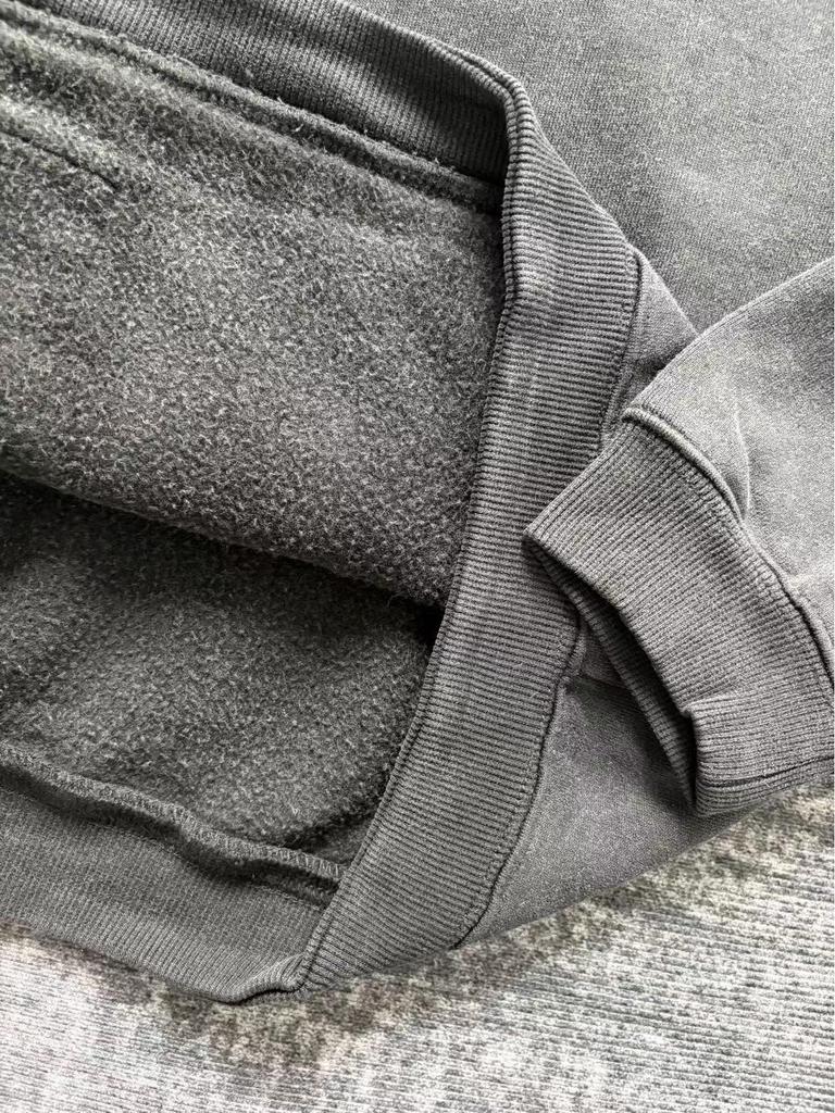 Bluza z kapturem drugiej generacji w stylu vintage z przetarciami, dziurami i pineskami - 1090g Melancholiczna Bogata Edycja