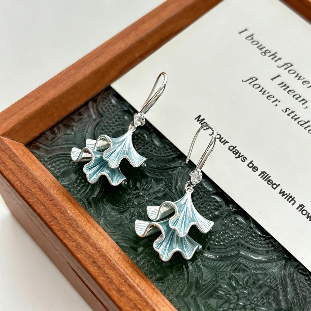 Elegant Ginkgo Leaf Earrings for Women, Luxurious Design, Fashionable Dangle Style with Cool Ear Hooks
