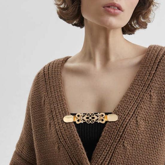 Women Duck Clip Brooch Rhinestone Decor Hollow Out Retro Curved Anti-slip Low-cut Neck Decoration Anti-exposure Brooch Prom Party Clothes Jewelry