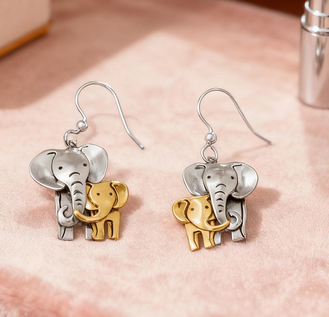 Стильные и универсальные серьги-пуссеты из сплава в виде слонихи и слоненка подходят для повседневной простоты. разноцветный