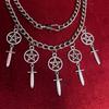 Trendige Gothic Silber Farbe Ausgeschnittenes Fünfzackiger Stern Symbol Kreuzschwert Multi-Anhänger Quaste Halskette für Frauen Schmuck