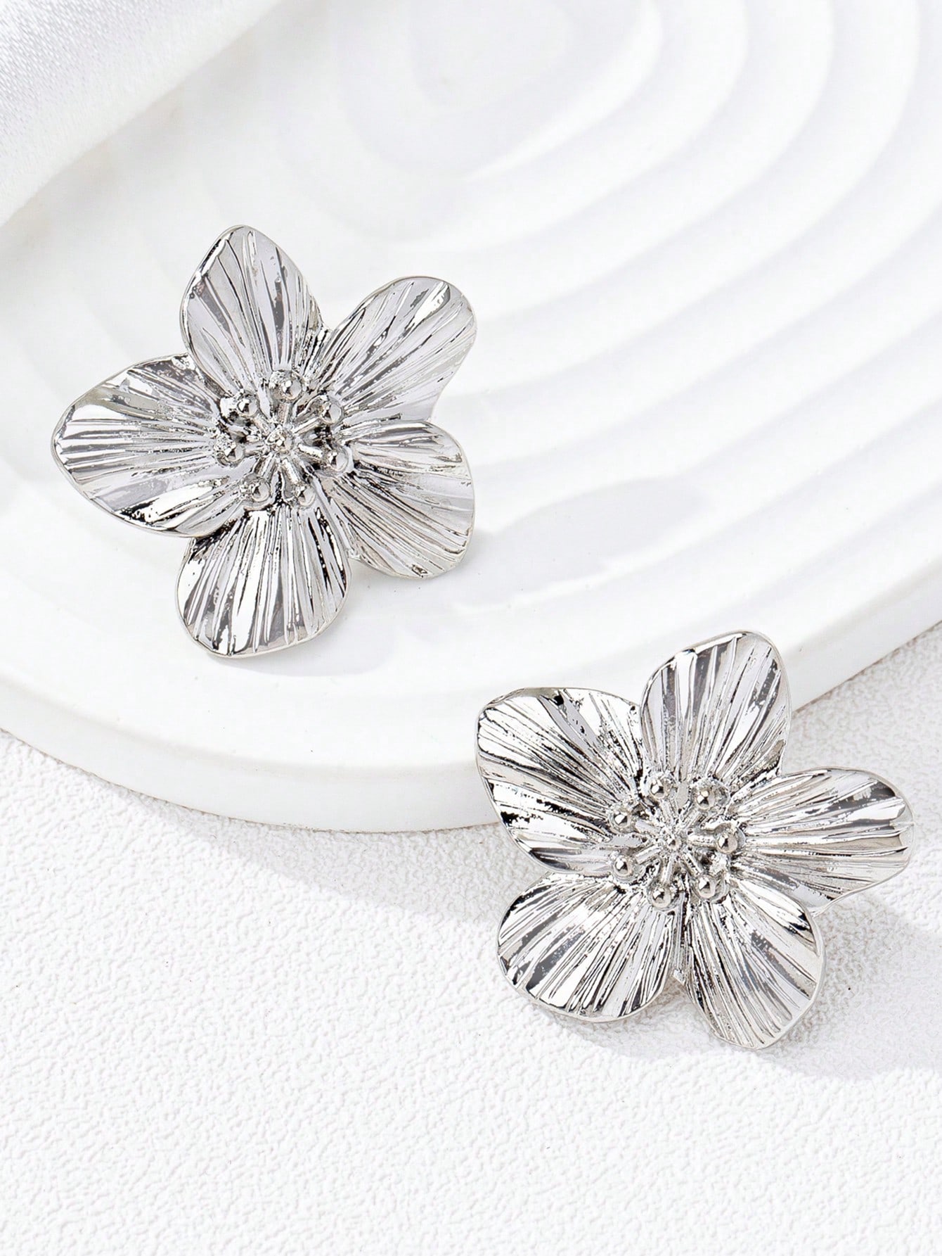 

1 пара Винтажные серьги во французском стиле в форме преувеличенного цветка, Подходят для повседневной носки, на День святого Валентина, для мамы, матери, на День матери, подарок one-size серебряный