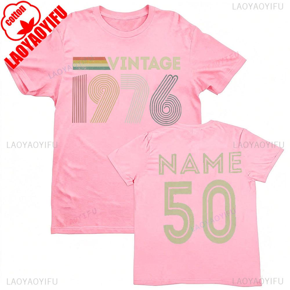 Koszulka na 50. urodziny z 1976 roku z personalizacją na 2026 rok. Pomysł na prezent z własnym imieniem. Letnie, oddychające koszulki. Nostalgia, retro.