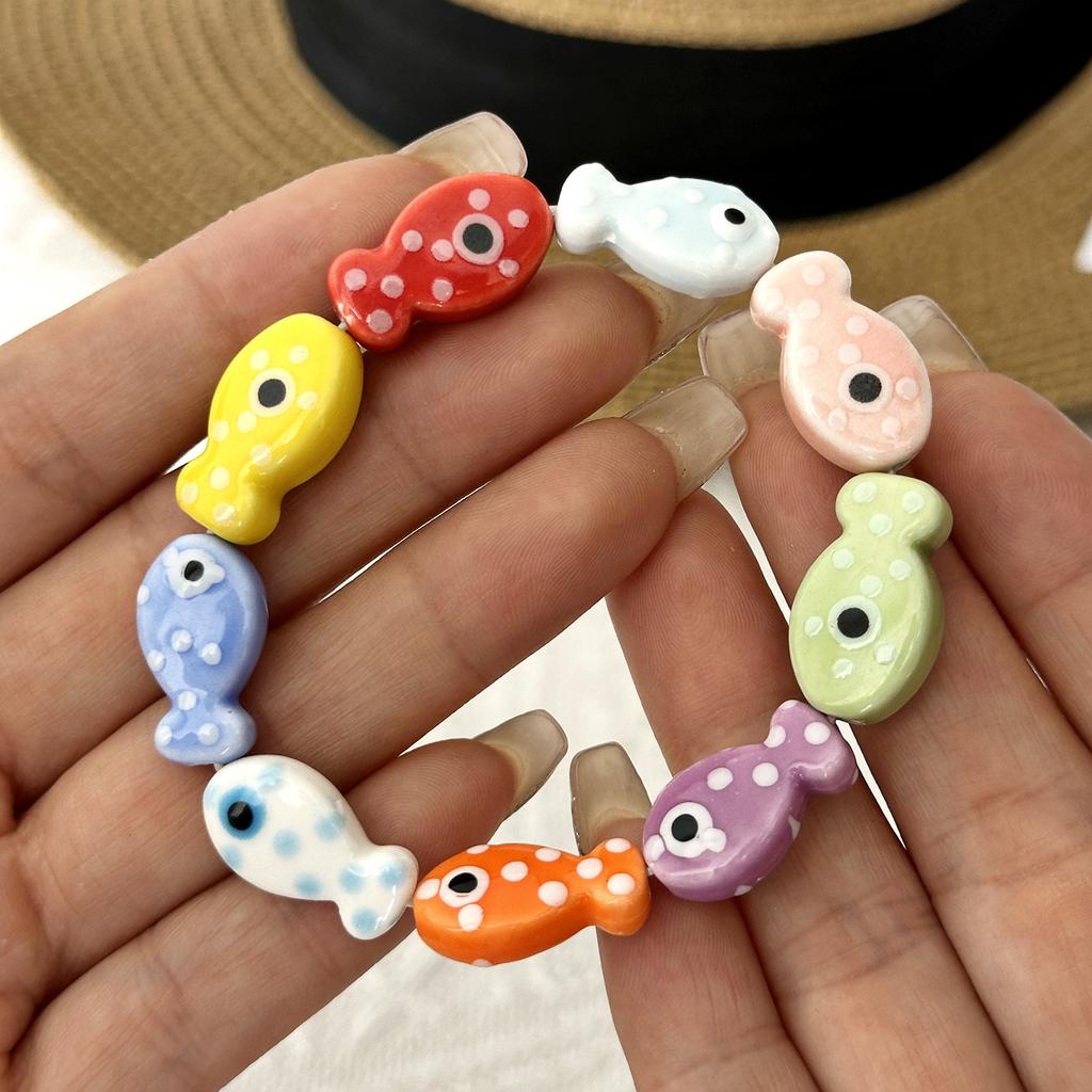 Handgefertigtes buntes Keramikfisch-Perlenarmband Böhmischer Cartoon-Paar-Armreif Strandparty-Charme Schmuck für Frauen