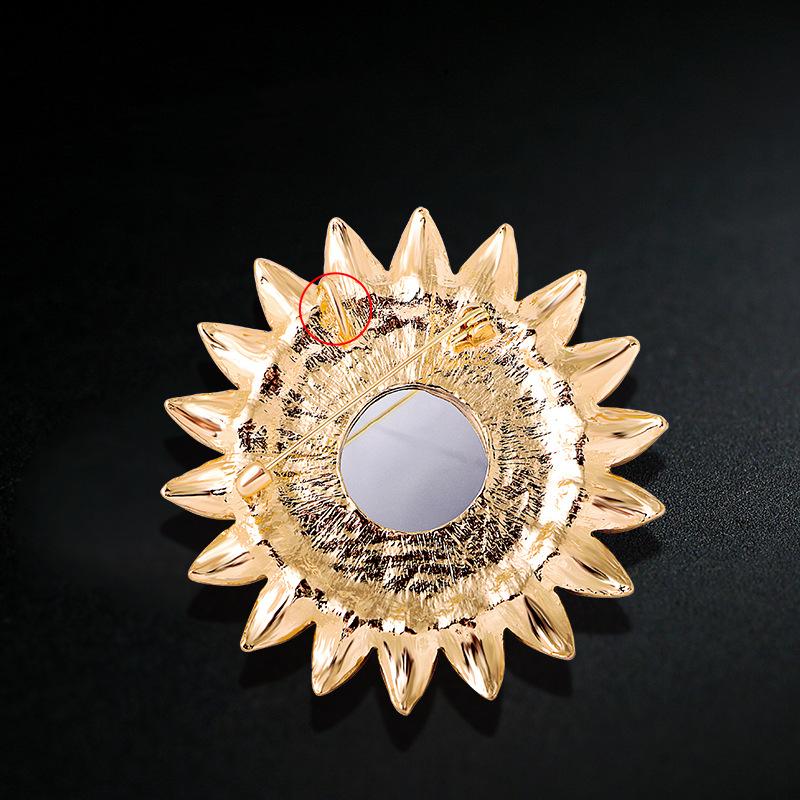 New Creative Baroque Dazzle Moon Sun Enamel Badges Pins For Women Classic Retro Middle Metal Corsage Party Banquet Pin