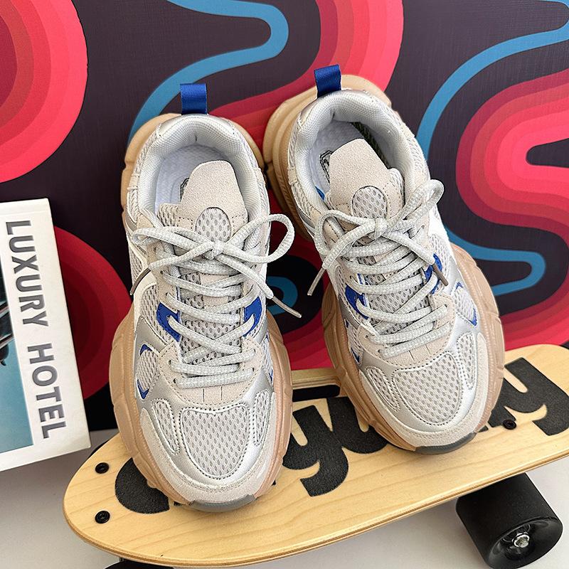 Paar neue modische, lässige Sportschuhe für Frühling und Herbst: leichte, vielseitige Plateau-Schuhe, atmungsaktive Single-Sneaker.