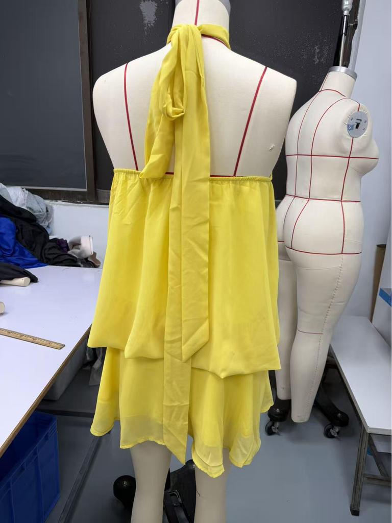 Europäisches & Amerikanisches Einfarbiges Schlankes Rückenfreies Neckholder-Kleid mit Flauschigem Rock - Damen Urlaubsbekleidung