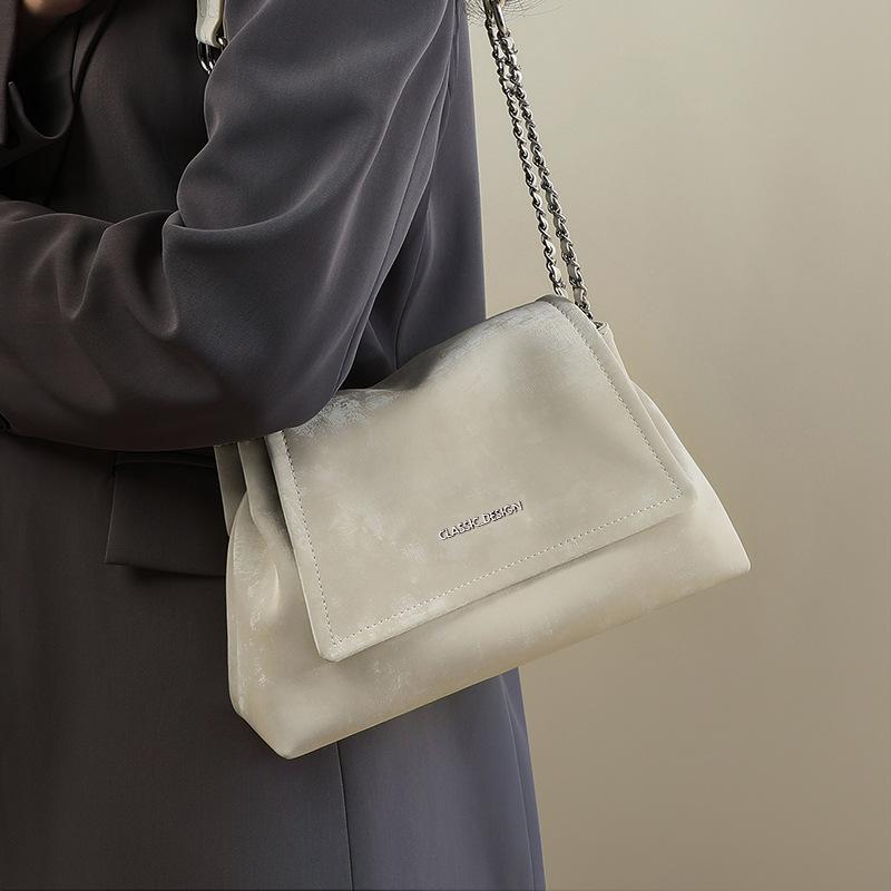

ins wind black pleated soft leather women s bag simple chain shoulder messenger bag Korean versatile large-capacity tote bag брудно-білий