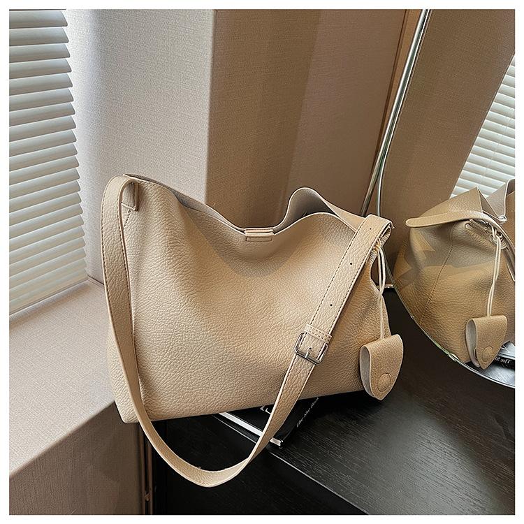 Large capacity bag women's new trendy shoulder bag fashionable women's bag high-end sense work commuter messenger bag