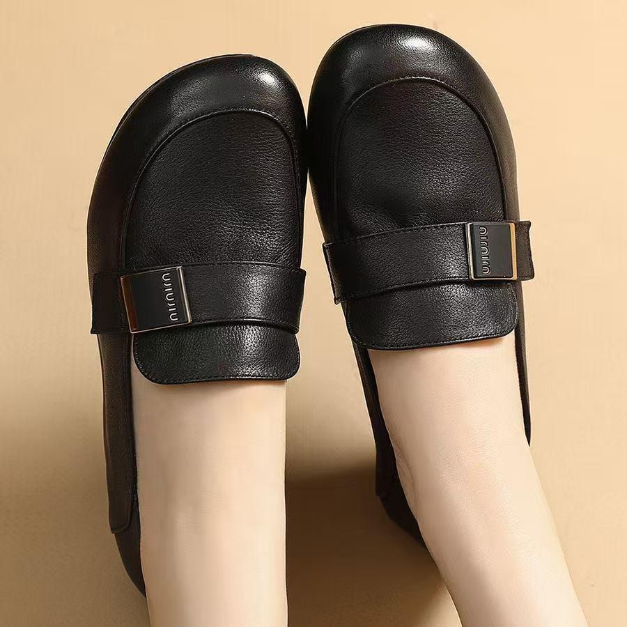

Soft sole soft surface leather shoes female mother shoes 2025 spring new large size women s shoes fat feet wide fat flat bottom shallow mouth single s 35