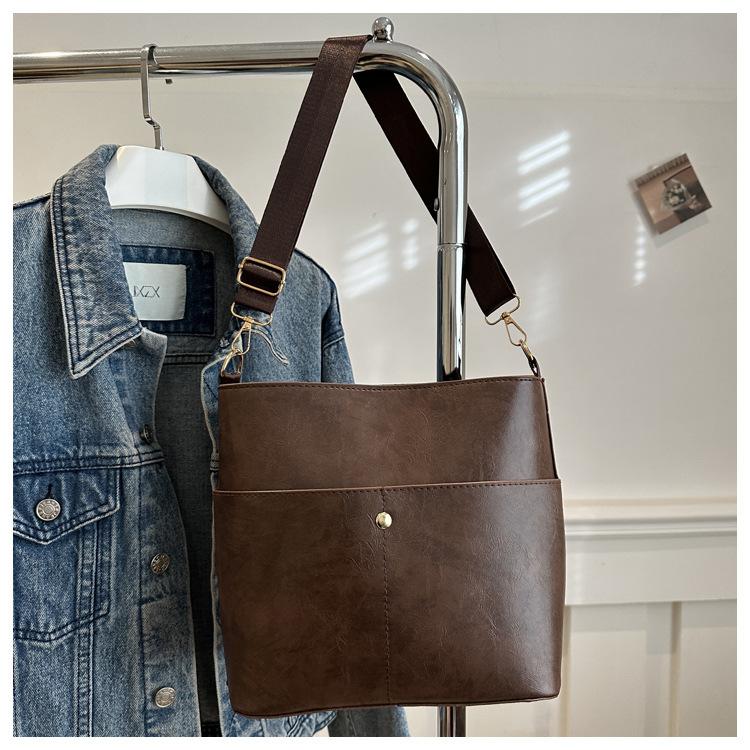 

Повседневные и простые 225 моделей, дизайн большой вместимости, трендовые и модные, ретро сумка-тоут через плечо подмышку для женщин коричневый