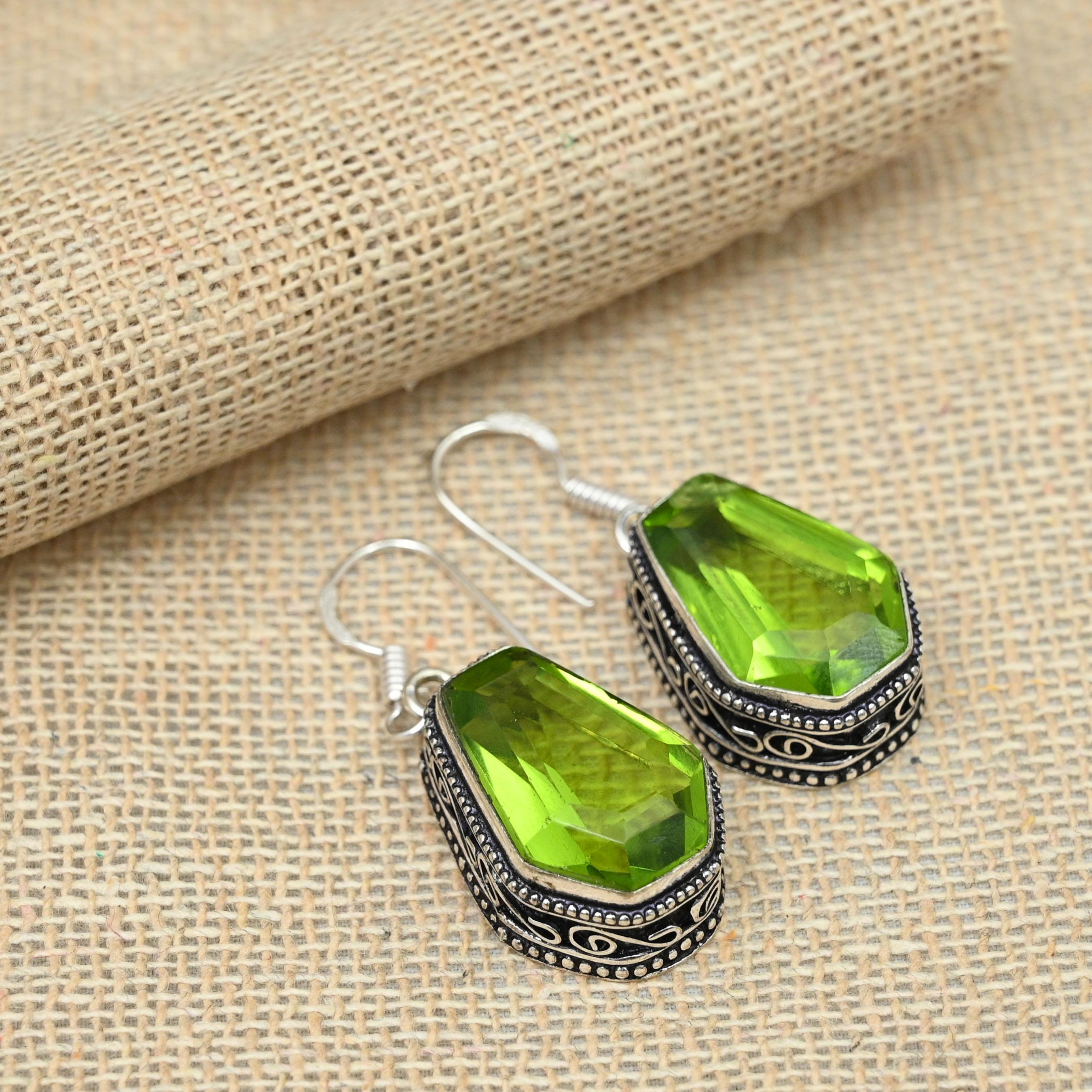 

Очаровательный драгоценный камень перидот из стерлингового серебра 925 пробы, серьги ручной работы, ювелирные изделия, дизайн гроба 1.57 Inches зелёный